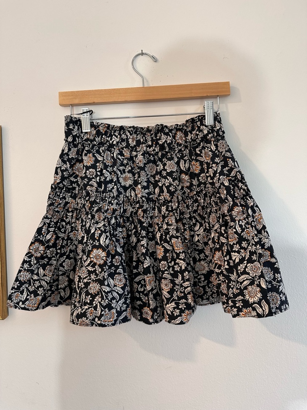 Zara black/orange  floral ruffled mini skirt Cotton size small elastic waist‎